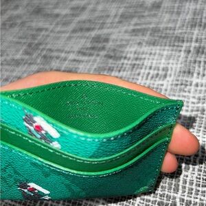 Louis Vuitton Green Pocket Square ( never used and wanting to sell)